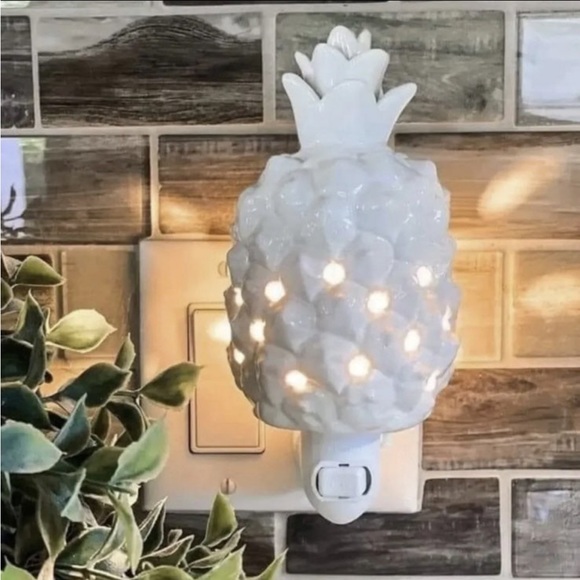 *NEW* Southern Hospitality Scentsy Mini Pineapple Warmer - Picture 1 of 2